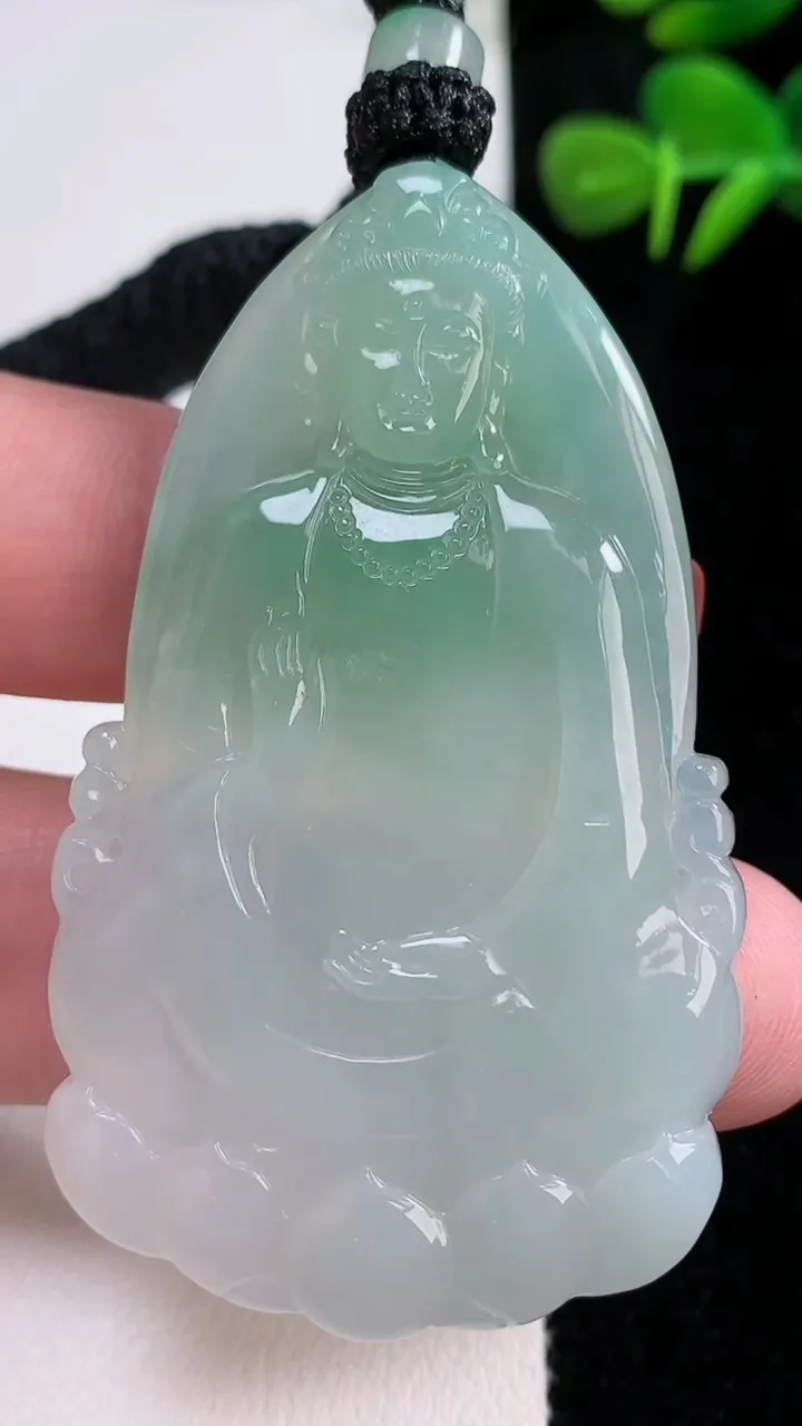 天然A货翡翠观音菩萨吊坠，尺寸59.6-36.3-5.5，重量:30.43g
12月17日