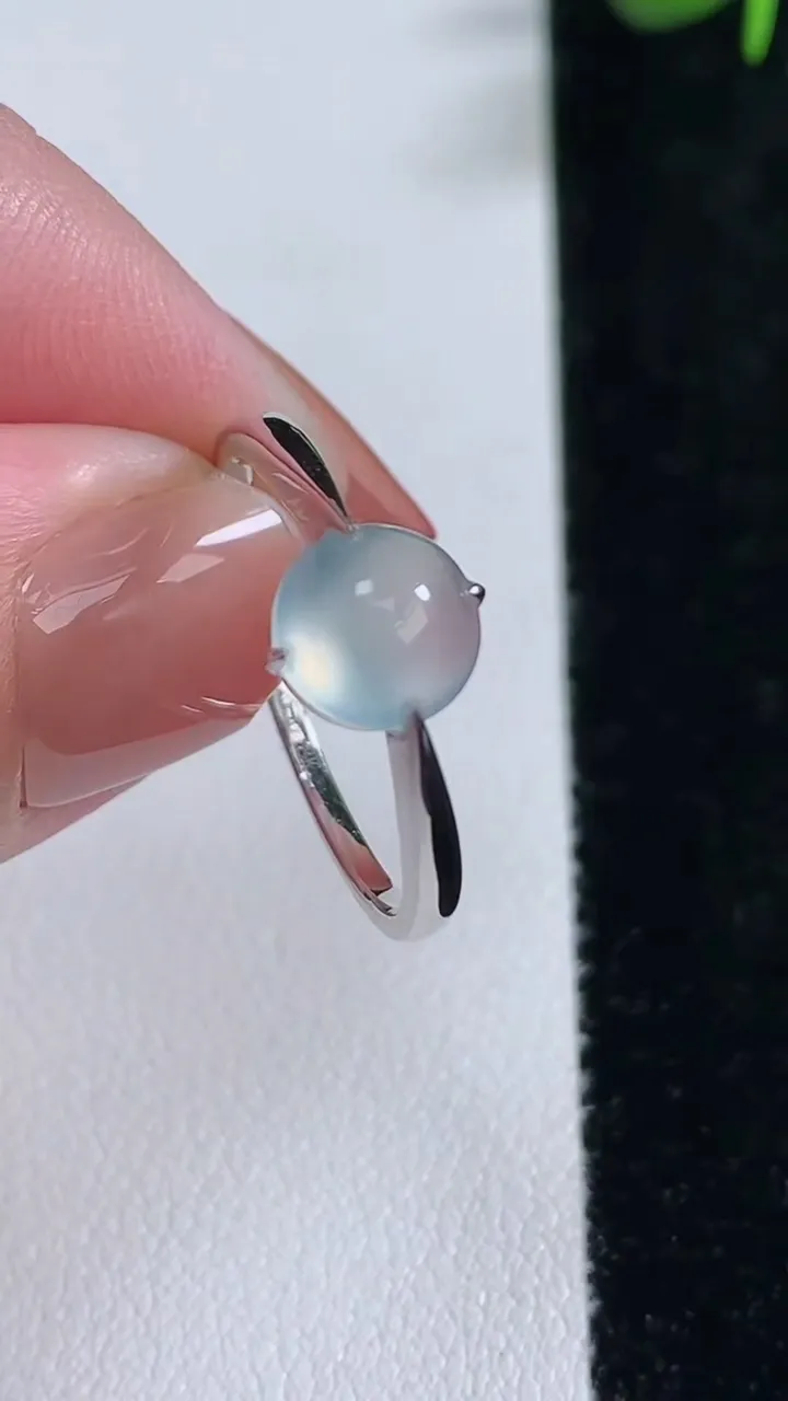 天然A货翡翠种白冰蛋面戒指，尺寸20.2-7.6-4.7，重量:1.80g2025年12月17日
工厂直销收藏佳品,种好水足，色泽均匀，有种有色，上手高大气！
