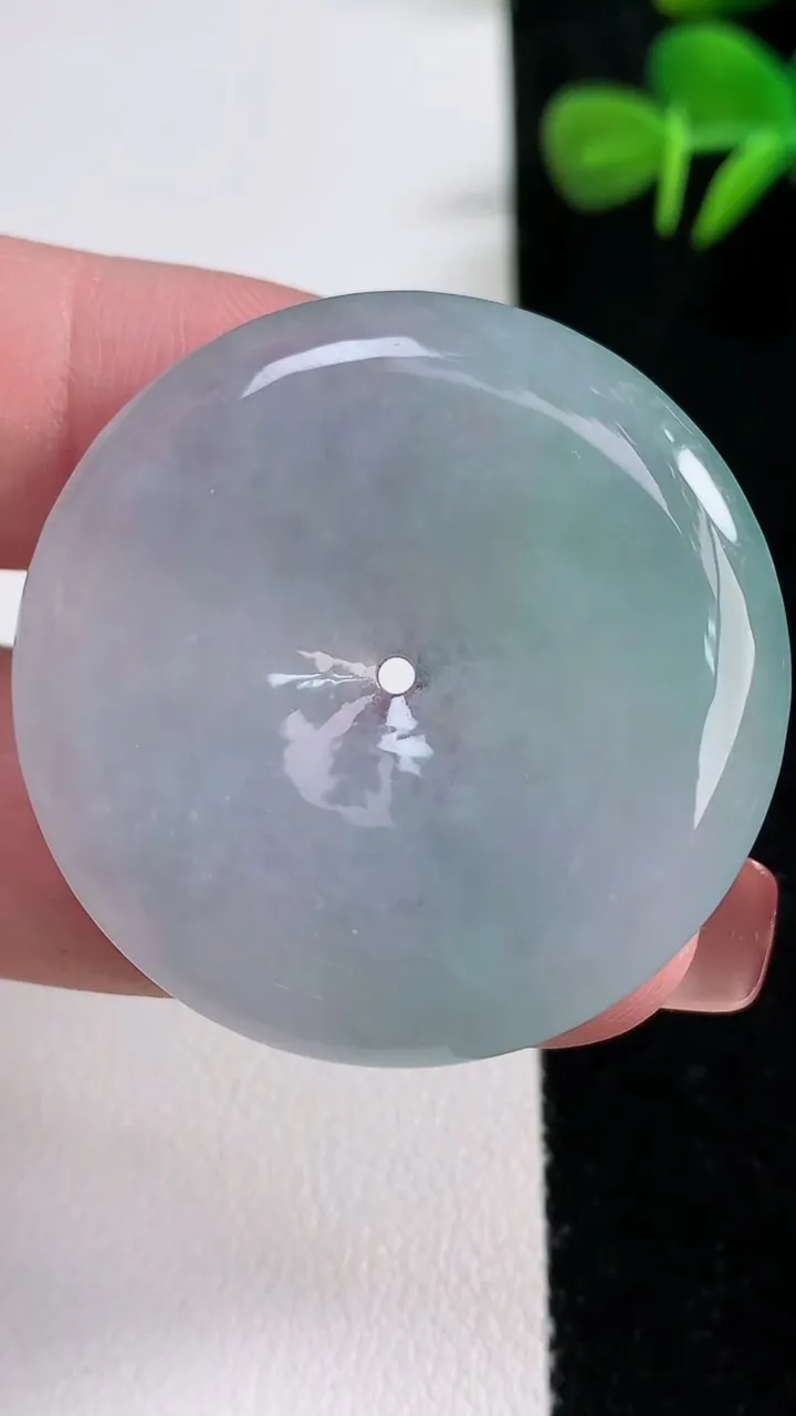 天然A货翡翠平安扣吊坠，尺寸37.8-5.6，重量:17.39g
12月17日