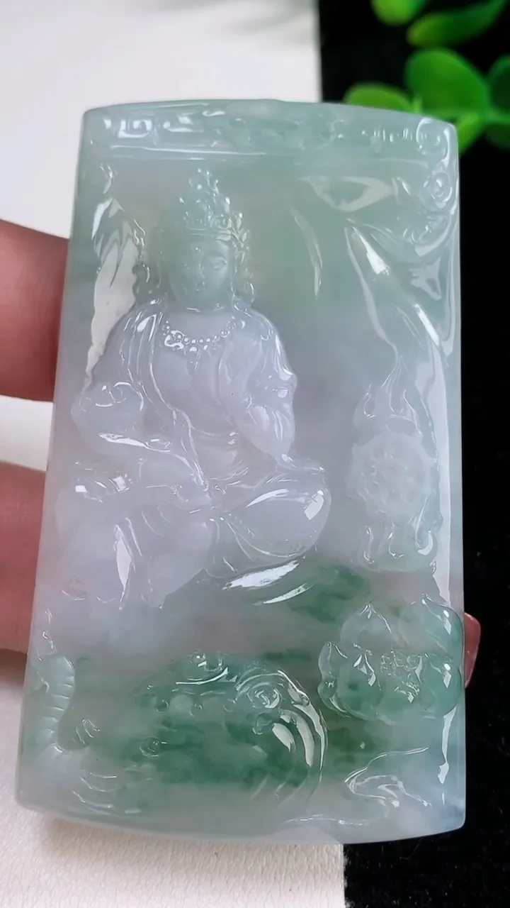 天然A货翡翠普贤菩萨吊坠，尺寸72-42.8-5.3，重量:40.06g
12月17日