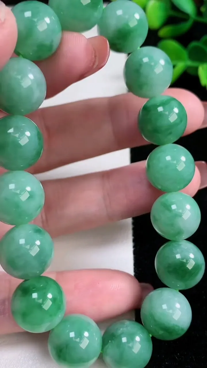 天然A货翡翠圆珠手串，尺寸13-16颗，重量:63.15g12月17日
工厂直销收藏佳品,种好水足，色泽均匀，有种有色，上手高大气！