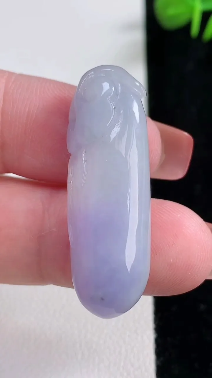 天然A货翡翠紫罗兰福瓜吊坠，尺寸38.2-12.3-8，重量:7.79g
12月17日