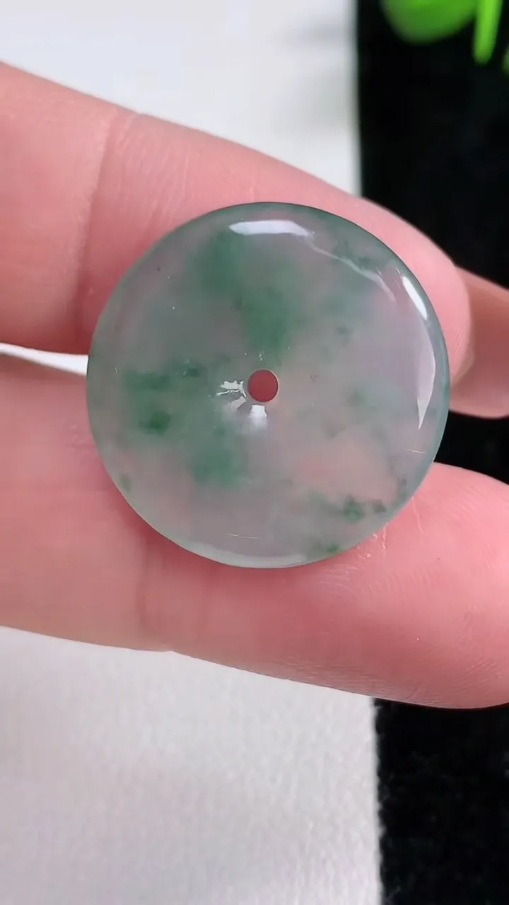 天然A货翡翠冰种飘花平安扣吊坠，尺寸23-3.4，重量:4.01g
12月17日