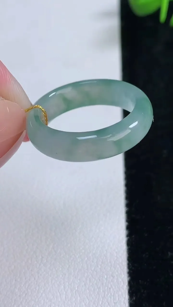 天然A货翡翠冰种飘花指环戒指，尺寸17.5-5.7-3.4，重量:3.64g2025年12月17日
工厂直销收藏佳品,种好水足，色泽均匀，有种有色，上手高大气！