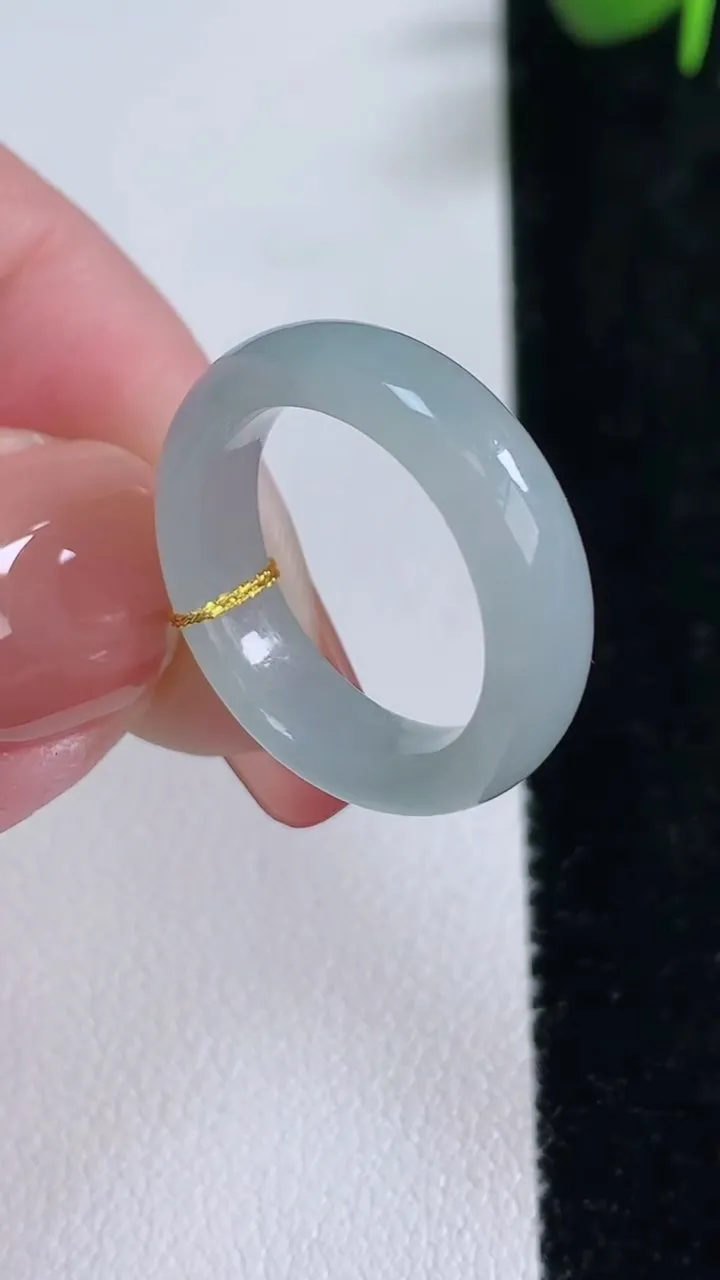 天然A货翡翠冰种飘花指环戒指，尺寸16.4-5.5-3.2，重量:3.23g2025年12月17日
工厂直销收藏佳品,种好水足，色泽均匀，有种有色，上手高大气！