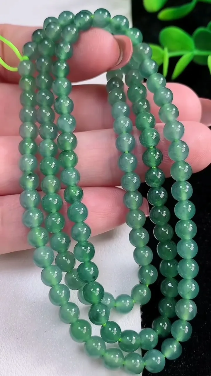 天然A货翡翠圆珠项链，尺寸5.4-4，重:31.63g
12月17日