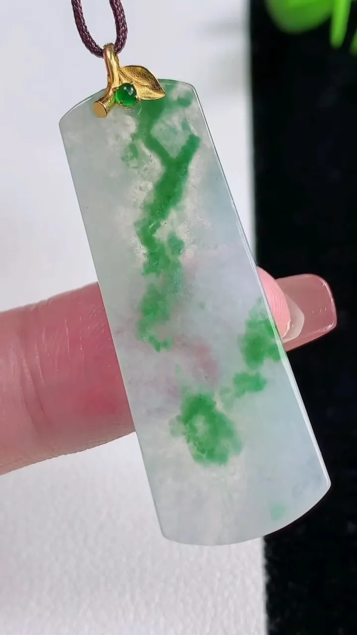 天然A货翡翠无事牌吊坠，尺寸40-15-2.6，重量:4.81g
12月17日