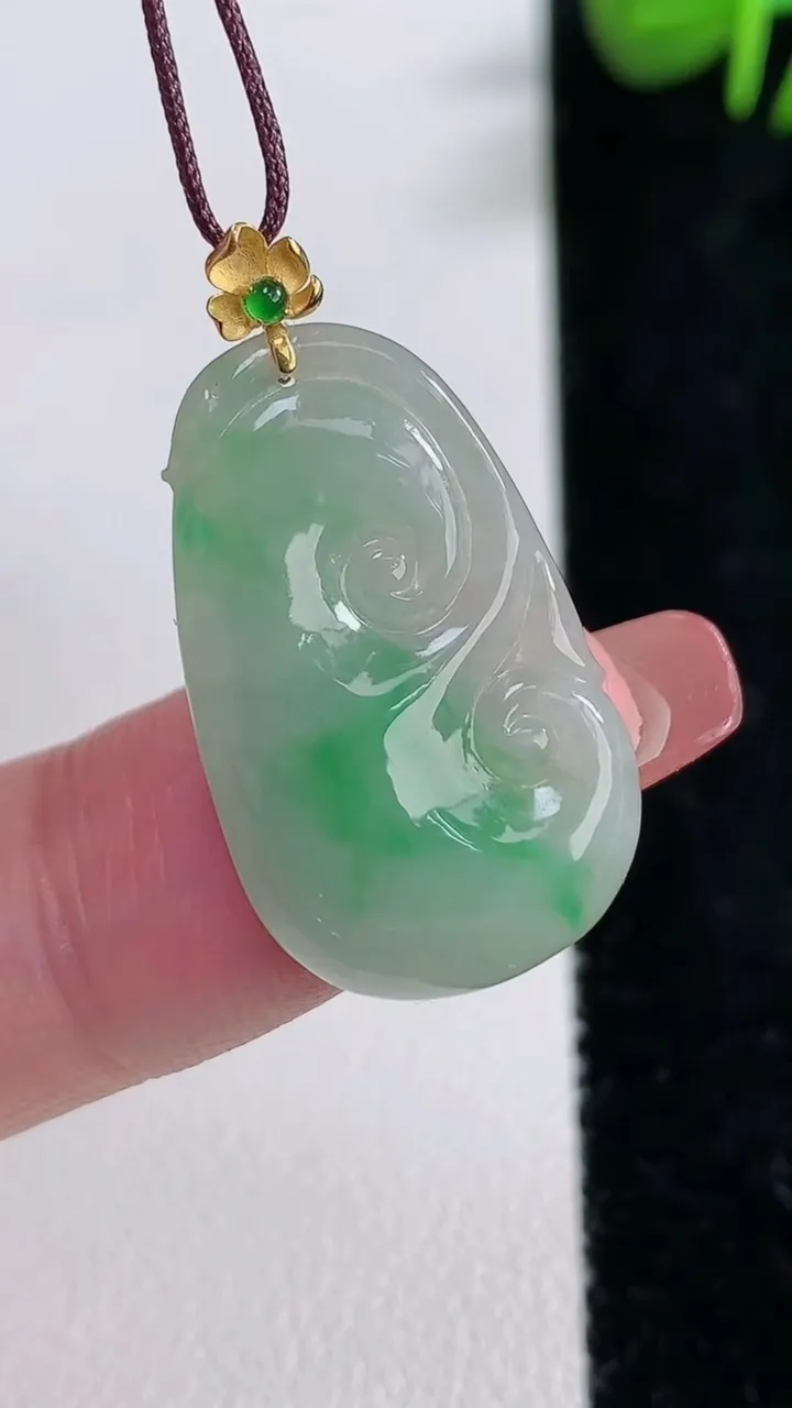 天然A货翡翠如意吊坠，尺寸25.6-15.7-3.2，重量:2.54g
12月17日