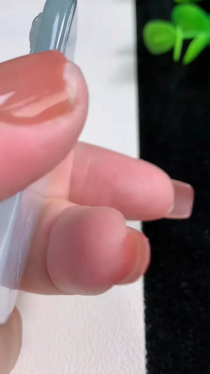 天然A货翡翠飘花千手观音吊坠，尺寸60.6-39-6，重量:32.35g
12月17日