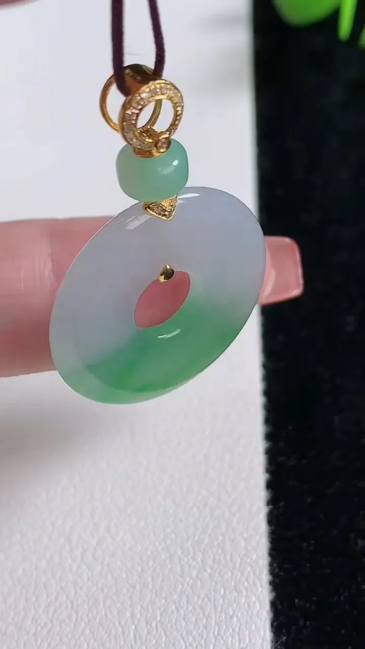 天然A货翡翠平安环吊坠，尺寸23.3-3.5，重量:4.68g
12月17日