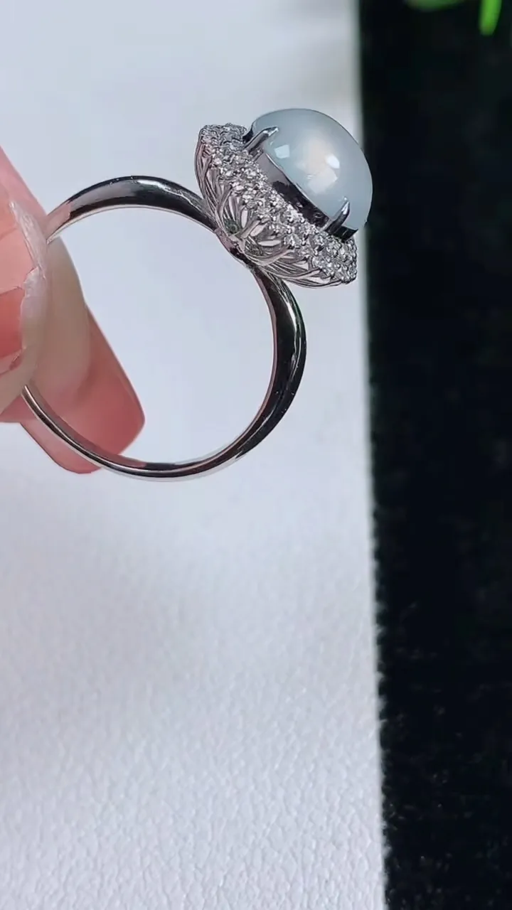 天然A货翡翠种白冰蛋面戒指，尺寸17.2-9-10.2，重量:2.50g2025年12月17日
工厂直销收藏佳品,种好水足，色泽均匀，有种有色，上手高大气！