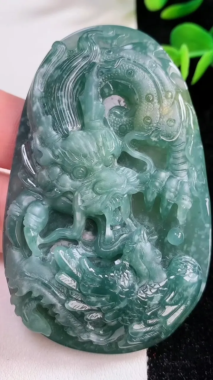 天然A货翡翠龙牌吊坠，尺寸75-48-12，重:68.50g
12月17日