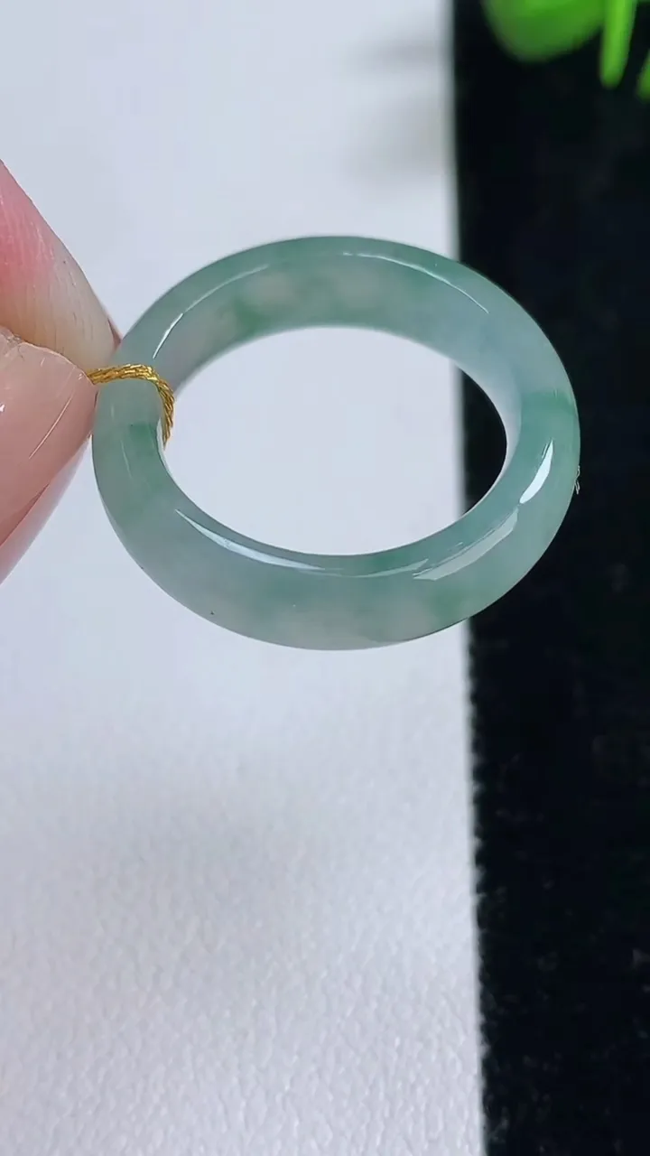 天然A货翡翠冰种飘花指环戒指，尺寸17.5-5.7-3.4，重量:3.64g2025年12月17日
工厂直销收藏佳品,种好水足，色泽均匀，有种有色，上手高大气！