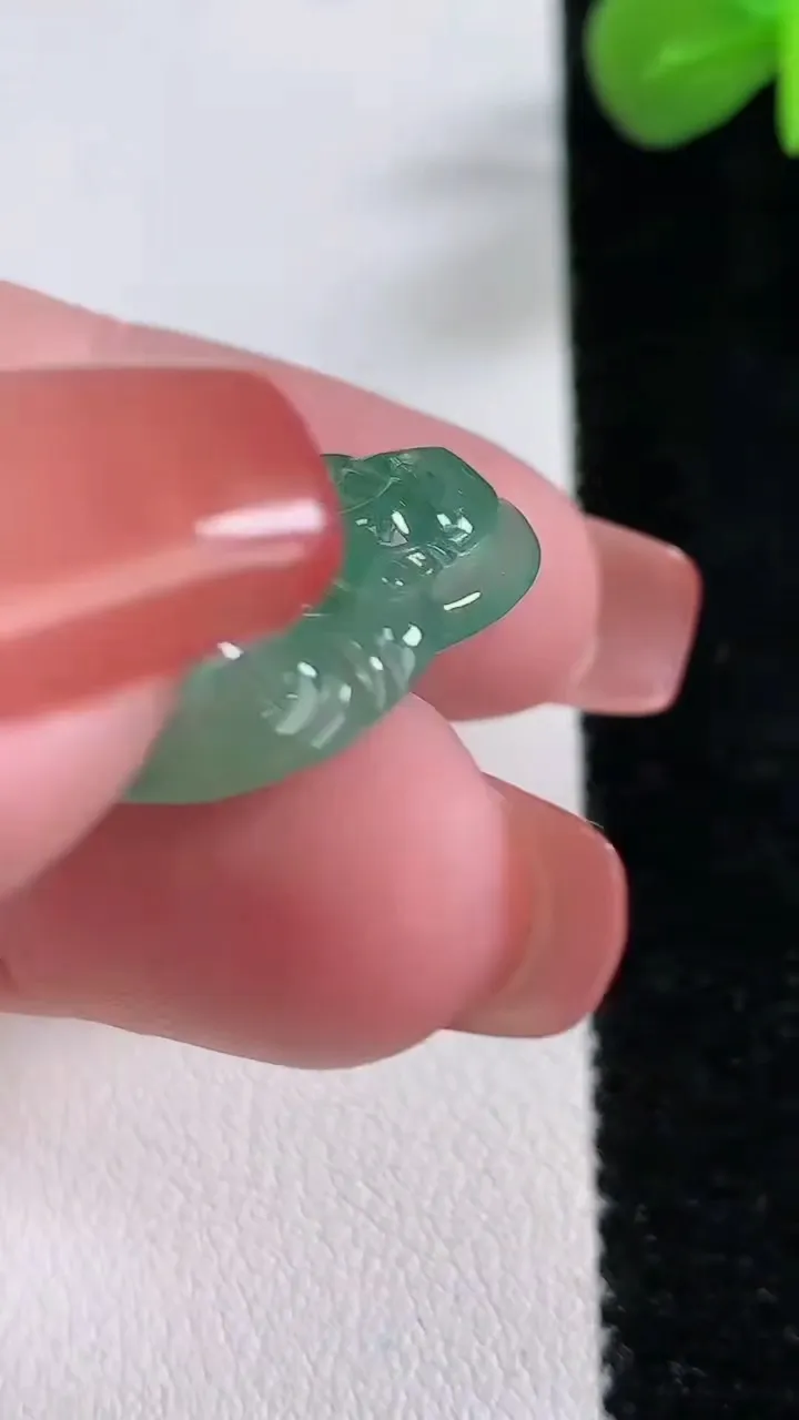 天然A货翡翠佛公吊坠，尺寸23.8-24.5-5.9，重:4.48g
12月17日