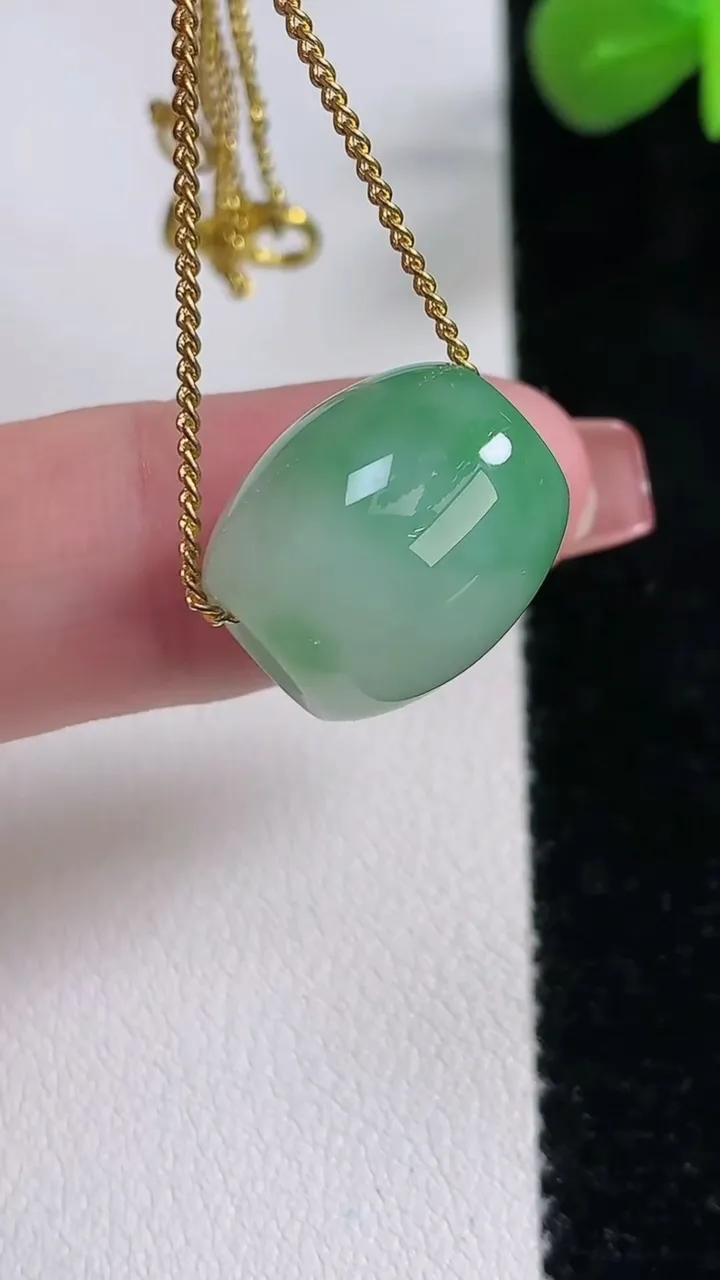 天然A货翡翠路路通吊坠，尺寸15.2-13.5，重:4.76g
12月17日