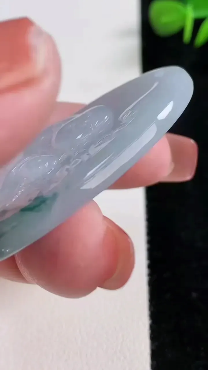 天然A货翡翠冰种飘花逍遥佛吊坠，尺寸50-30.2-5.4，重量:17.63g
12月17日