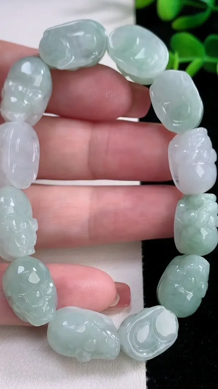 天然A货翡翠貔貅手串，尺寸17.4-11.4-7.2-12颗，重量:41.07g12月17日
工厂直销收藏佳品,种好水足，色泽均匀，有种有色，上手高大气！