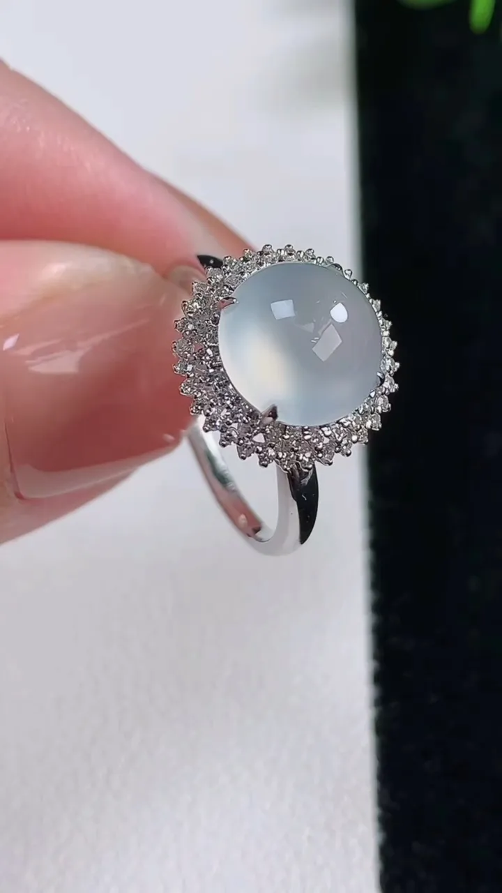 天然A货翡翠种白冰蛋面戒指，尺寸17.2-9-10.2，重量:2.50g2025年12月17日
工厂