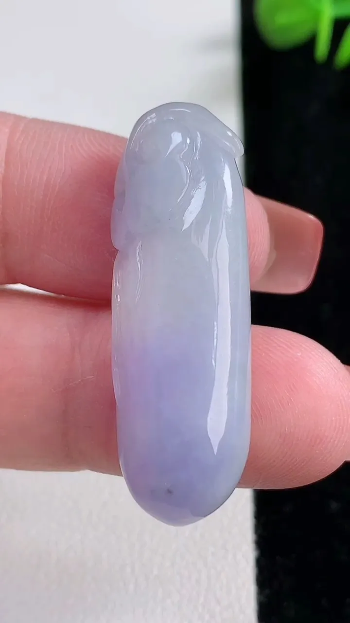 天然A货翡翠紫罗兰福瓜吊坠，尺寸38.2-12.3-8，重量:7.79g
12月17日