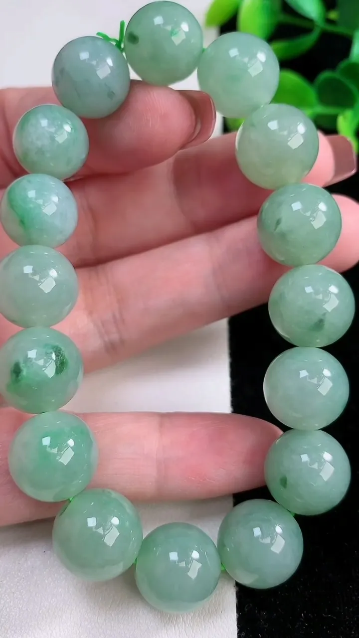 天然A货翡翠圆珠手串，尺寸13.5，重:65.00g12月17日
工厂直销收藏佳品,种好水足，色泽均