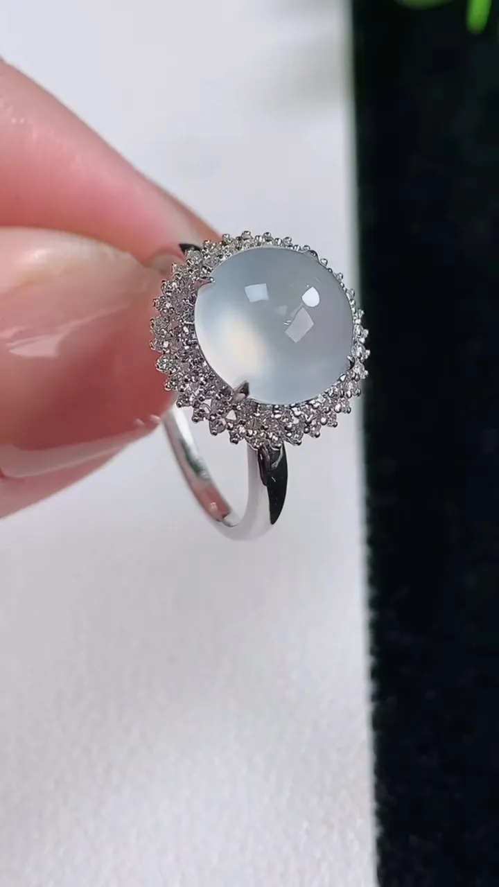 天然A货翡翠种白冰蛋面戒指，尺寸17.2-9-10.2，重量:2.50g2025年12月17日
工厂直销收藏佳品,种好水足，色泽均匀，有种有色，上手高大气！