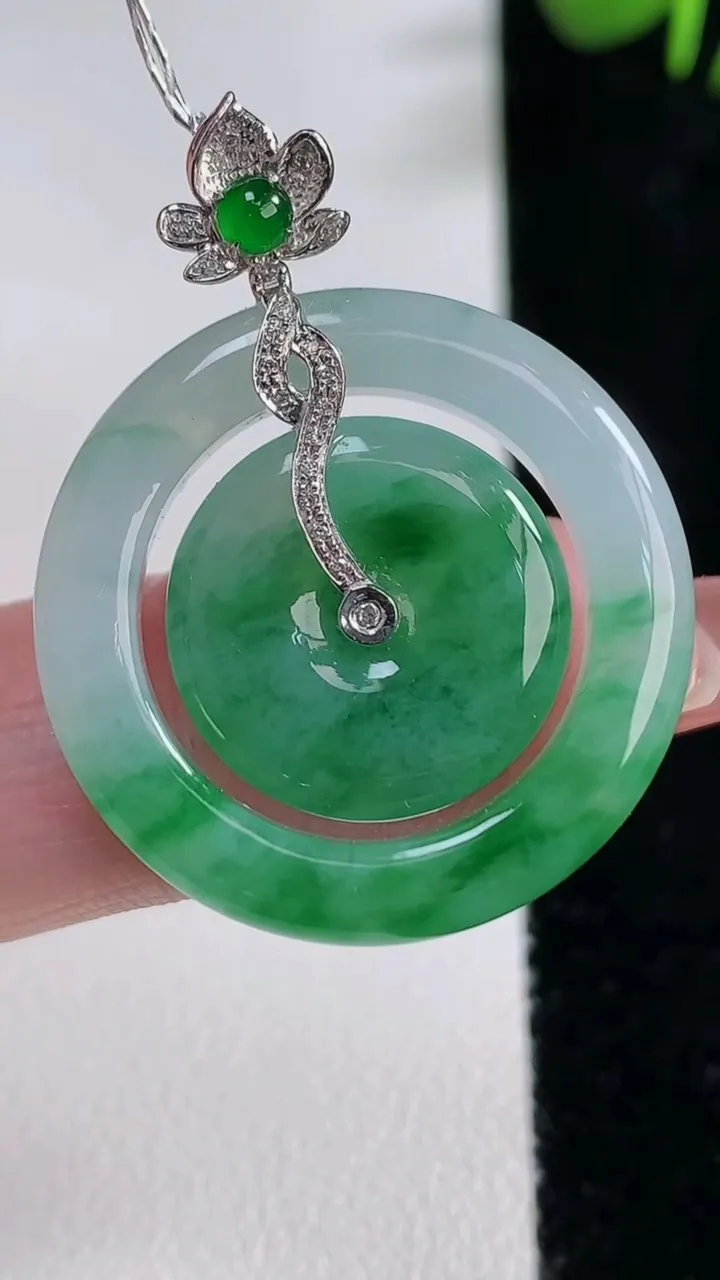 天然A货翡翠母子平安扣吊坠，尺寸26.4-4.2，重量:6.69g
12月17日