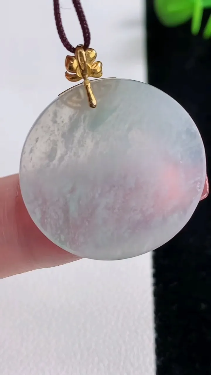 天然A货翡翠种白冰无事牌吊坠，尺寸25.6-2，重量:3.58g
12月17日