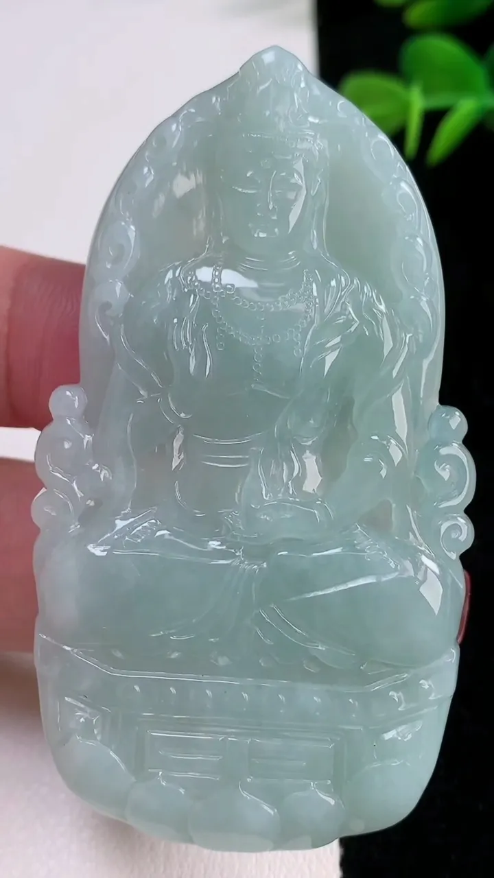 天然A货翡翠观音菩萨吊坠，尺寸70.2-38.6-5.5，重量:34.37g
12月17日