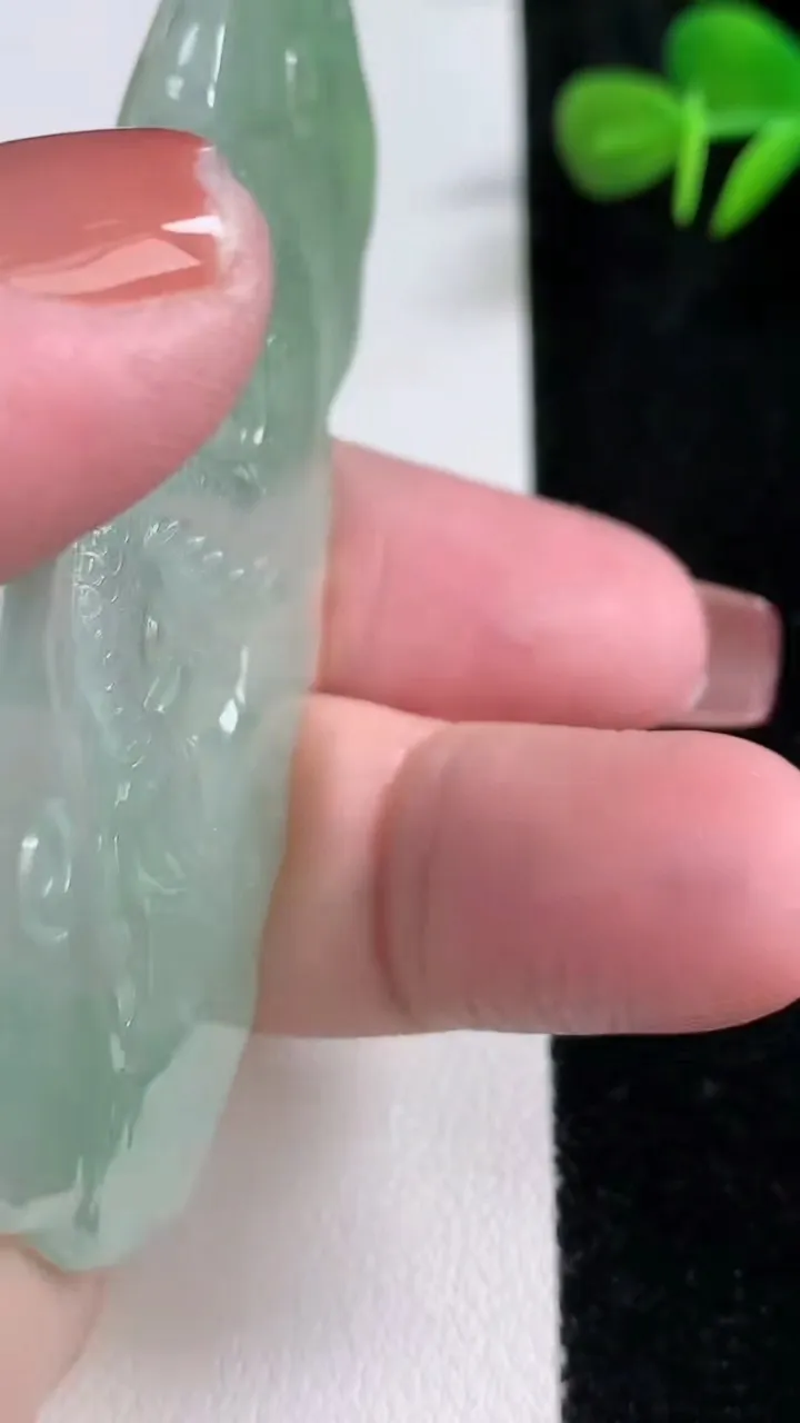 天然A货翡翠龙牌吊坠，尺寸74.3-40-11.6，重量:45.24g
12月17日