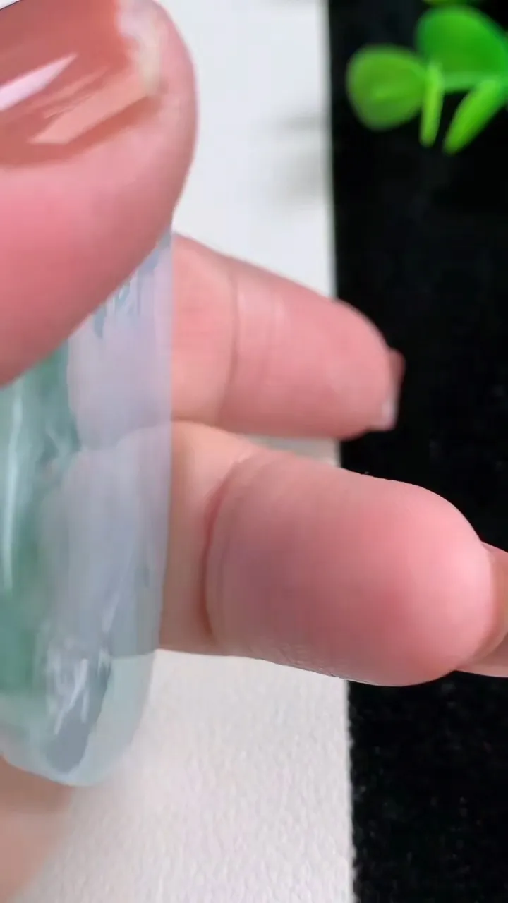 天然A货翡翠冰种飘花文殊菩萨吊坠，尺寸61.6-38.4-6，重量:28.93g
12月17日