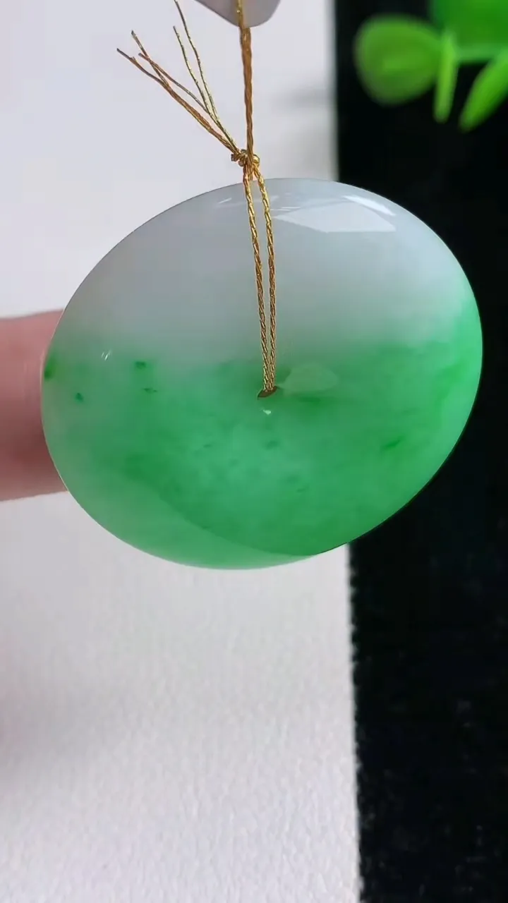 天然A货翡翠平安扣吊坠，尺寸34-5.8，重量:14.68g
12月17日