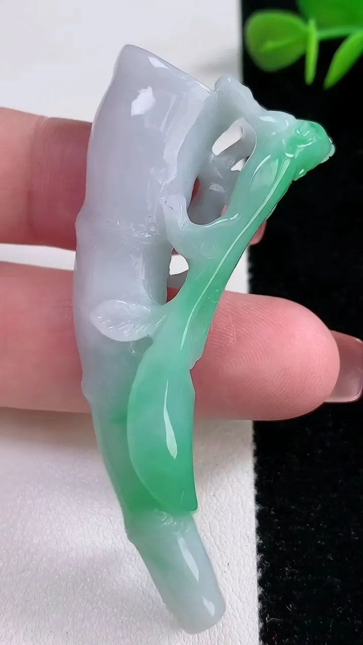 天然A货翡翠烟嘴，尺寸62-28.2-11.6，重:23.21g
12月17日