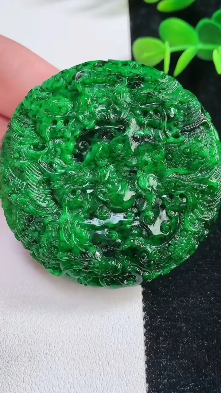 天然A货翡翠九龙至尊 龙牌吊坠，尺寸56-13，重:73.03g
12月17日