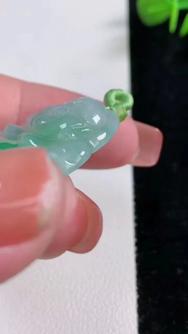 天然A货翡翠佛公吊坠，尺寸33-30.2-7，重量:12.18g
12月17日