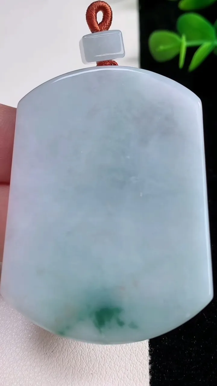 天然A货翡翠飘花无事牌吊坠，尺寸55-41.6-5.8，重量:41.65g
12月17日