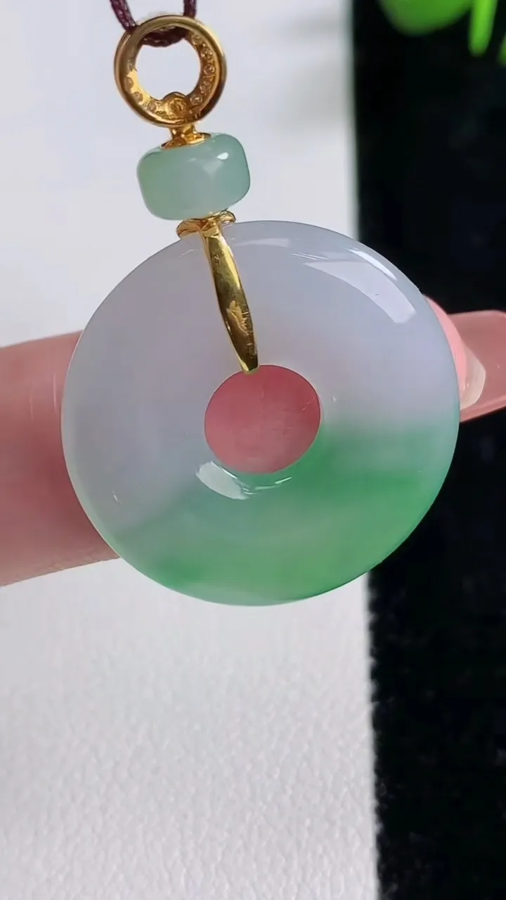 天然A货翡翠平安环吊坠，尺寸23.3-3.5，重量:4.68g
12月17日