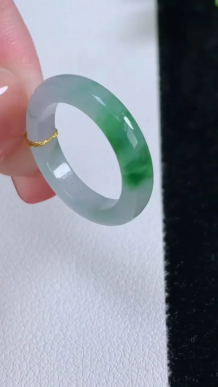 天然A货翡翠指环戒指，尺寸17.3-4.4-3.3，重量:2.88g2025年12月17日
工厂直销收藏佳品,种好水足，色泽均匀，有种有色，上手高大气！