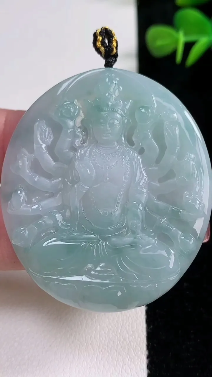 天然A货翡翠飘花千手观音吊坠，尺寸49.8-43.5-4.7，重量:23.30g
12月17日