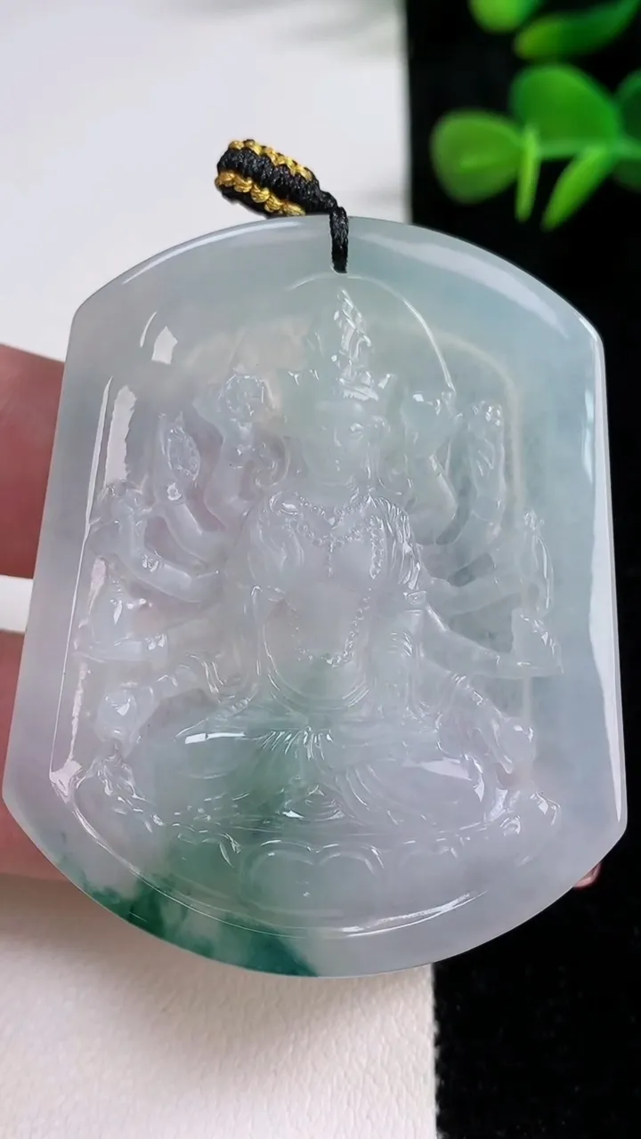 天然A货翡翠冰种飘花千手观音吊坠，尺寸52.8-43.7-4.6，重量:27.35g
12月17日