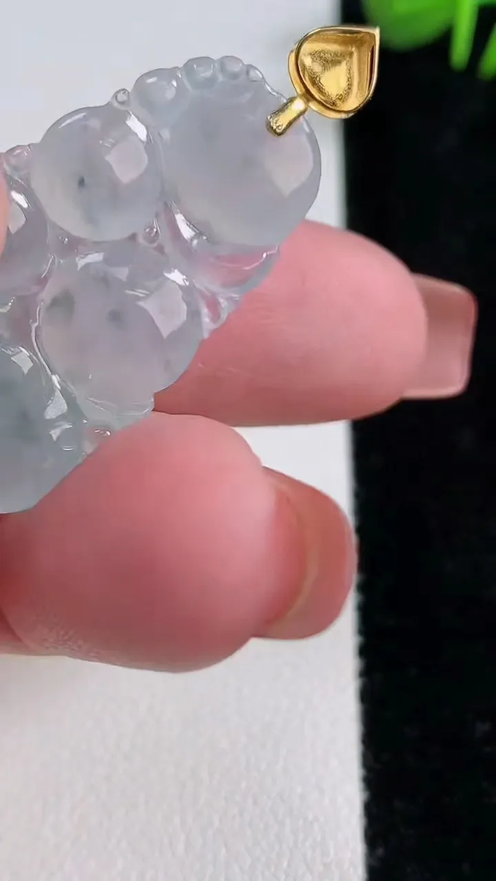 天然A货翡翠种飘花生肖猴吊坠，尺寸33.8-19.3-4.5，重量:5.37g
12月17日