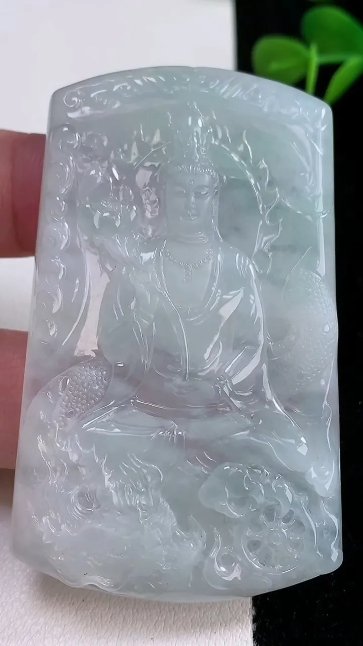 天然A货翡翠御龙大势至菩萨吊坠，尺寸67.4-41.4-5.2，重量:37.68g
12月17日