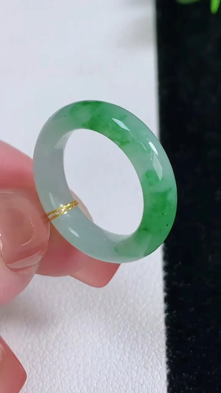 天然A货翡翠指环戒指，尺寸17.3-5.4-3.8，重量:3.89g2025年12月17日
工厂直销收藏佳品,种好水足，色泽均匀，有种有色，上手高大气！