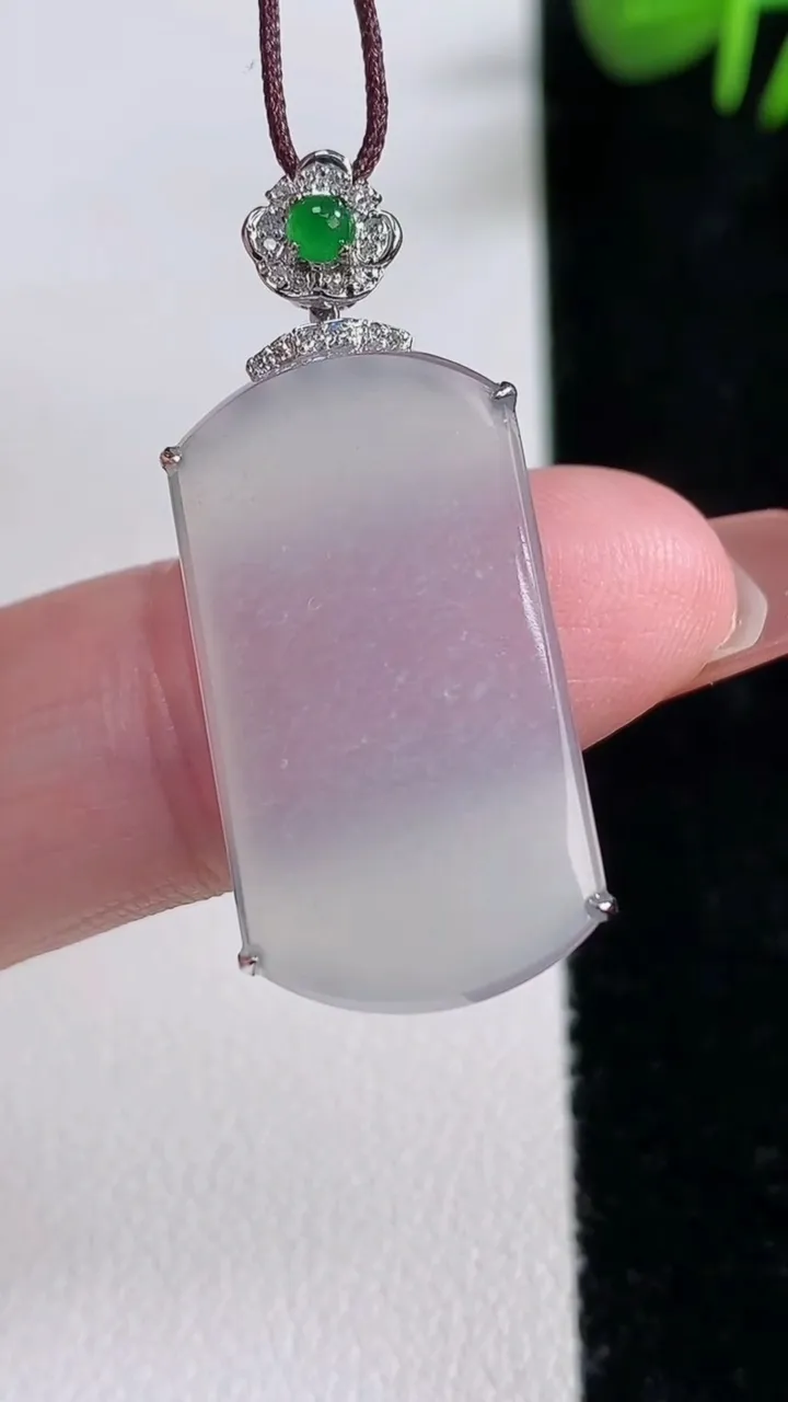 天然A货翡翠种白冰无事牌吊坠，尺寸33-24.2-14-5.3，重量:2.62g
12月17日
