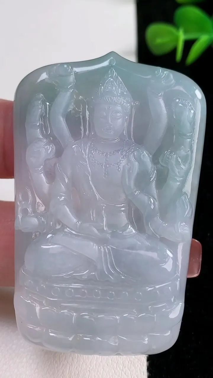 天然A货翡翠飘花千手观音吊坠，尺寸60.6-39-6，重量:32.35g
12月17日