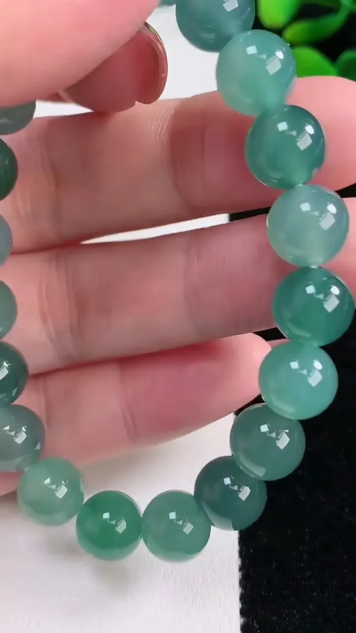 天然A货翡翠圆珠手串，尺寸9.8-20颗，重量:32.81g12月17日
工厂直销收藏佳品,种好水足，色泽均匀，有种有色，上手高大气！