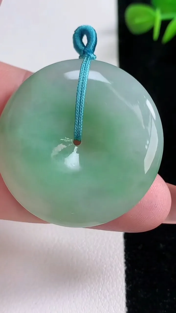 天然A货翡翠平安扣吊坠，尺寸36.6-5.7，重量:16.66g
12月17日