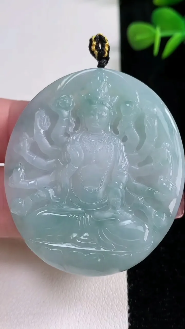 天然A货翡翠飘花千手观音吊坠，尺寸49.8-43.5-4.7，重量:23.30g
12月17日