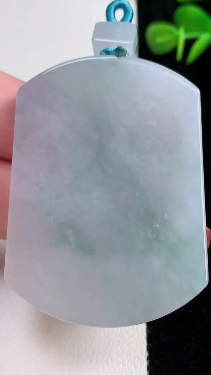 天然A货翡翠无事牌吊坠，尺寸54-40-5.8，重量:39.48g
12月17日