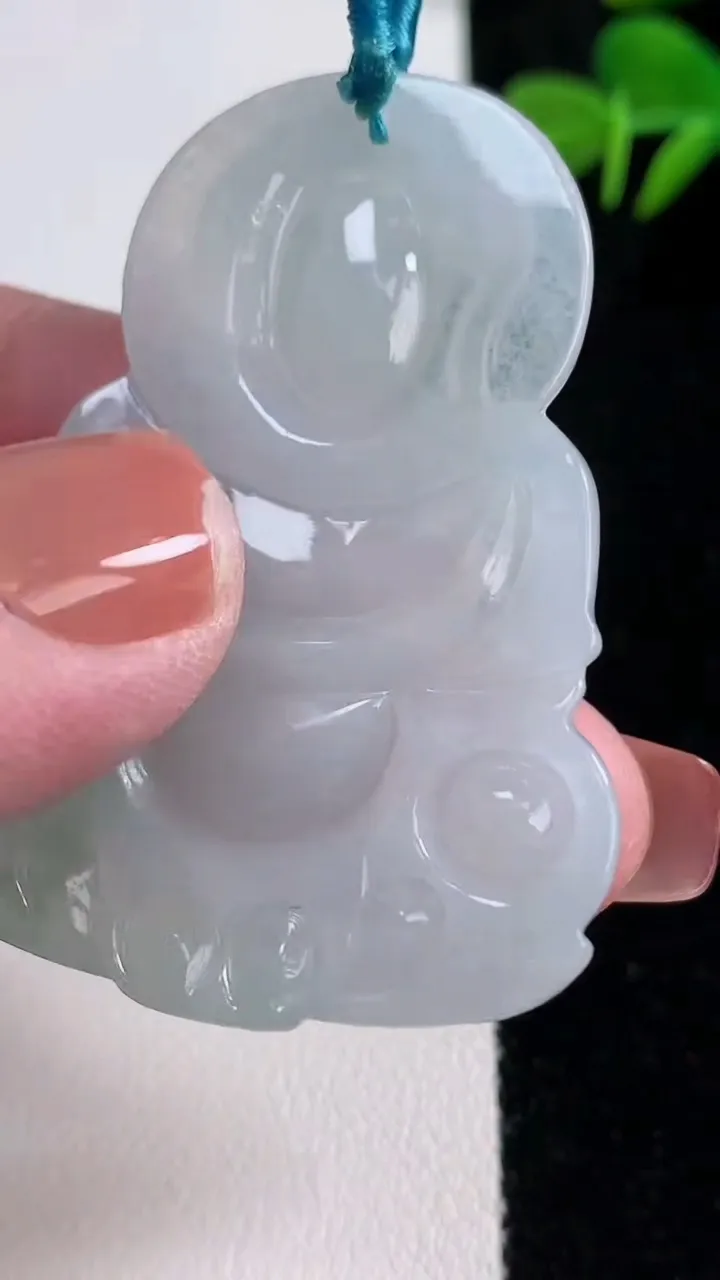 天然A货翡翠观音菩萨吊坠，尺寸52-38.7-5.7，重量:18.76g
12月17日