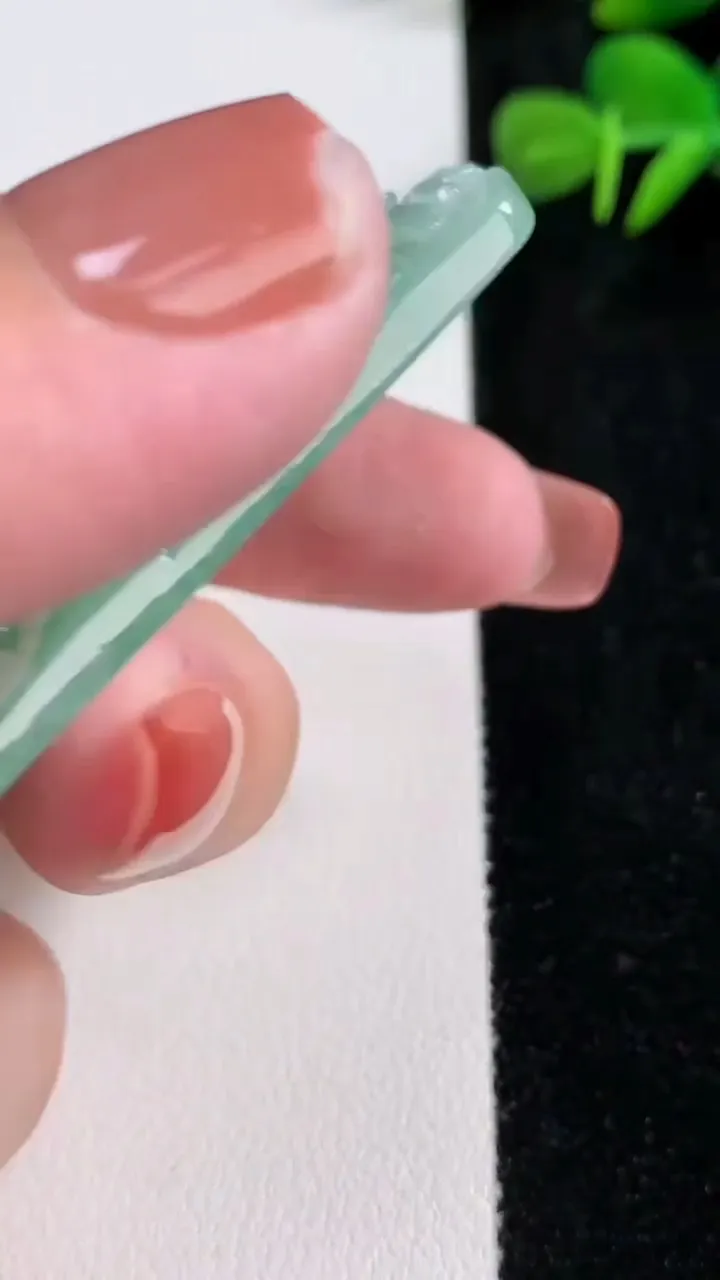 天然A货翡翠山水牌吊坠，尺寸63-43.5-6.4，重量:39.18g
12月17日